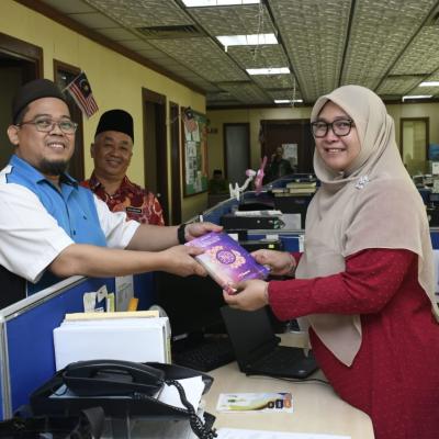 3bpi_thumb Penyerahan Quran Wakaf kepada warga kerja BPI JAIS - Jiwa Qurani Official